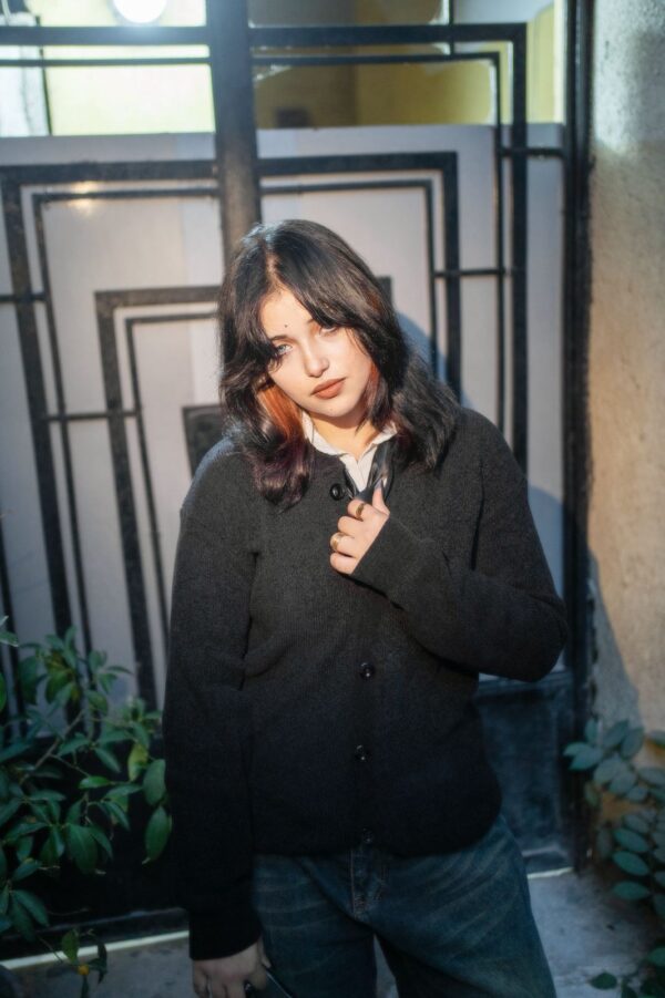 WhatsApp Image 2025-11-22 at 12.47.03 AM (2) كارديجان قطيفة (اسود)